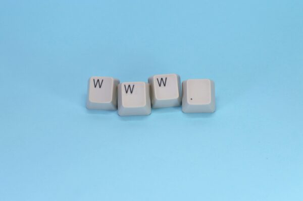 Letras WWW hechas con teclas de teclado que simbolizan la World Wide Web