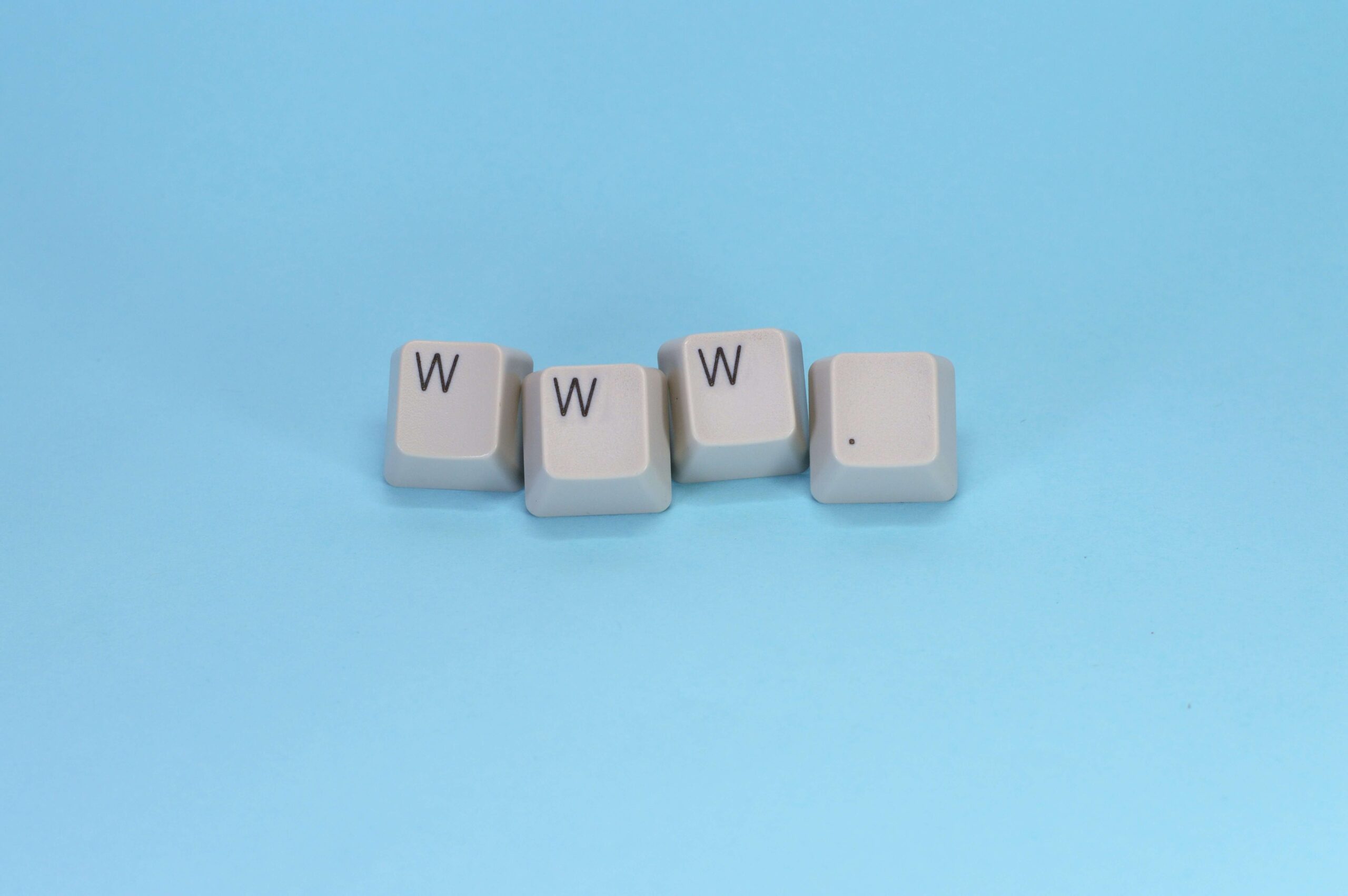 Letras WWW hechas con teclas de teclado que simbolizan la World Wide Web