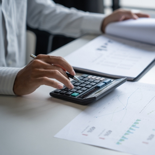 Revisión profesional de documentos de cumplimiento, en representación de cargas de trabajo reguladas.