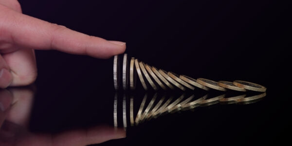 Representación de la infraestructura financiera con monedas que caen